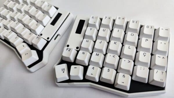 Tergo Sofle dividido com keycaps em português ABNT2.